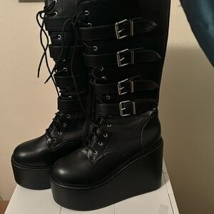 💐NWOT BLACK PLATFORM BOOTS Size 8